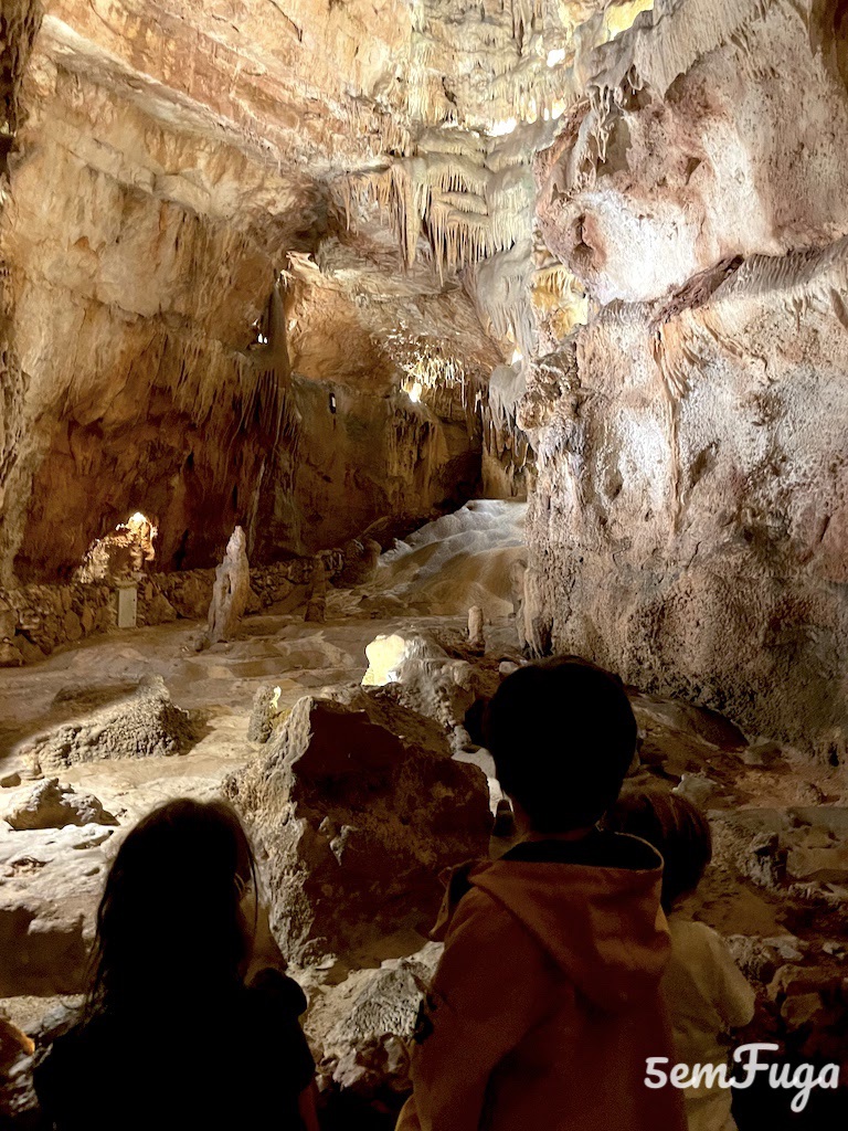 crianças a apreciarem as grutas