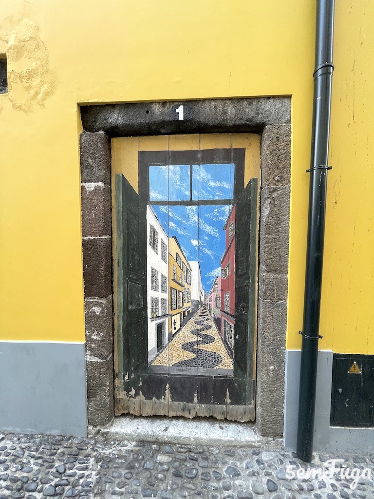 porta pintada na rua de santa maria