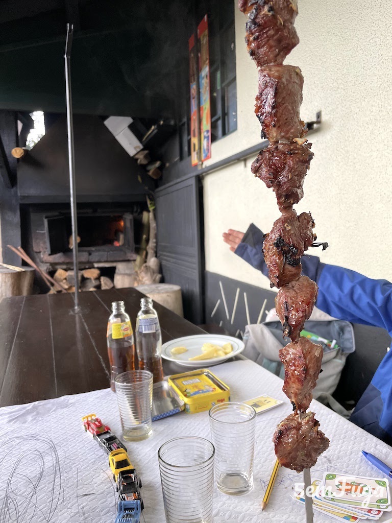 espetada típica de carne junto ao forno a lenha no restaurante parada dos eucaliptos